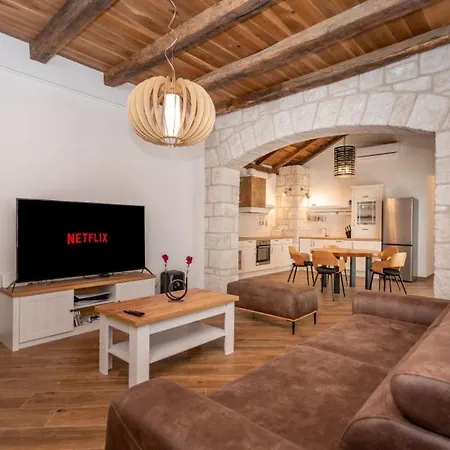 Hilltop View - By Guide Villa