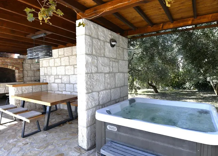 Hilltop View - By Guide 别墅